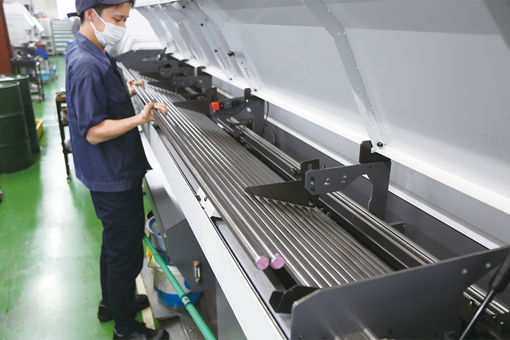 バーフィーダへ材料をセット｜株式会社ヤマキン