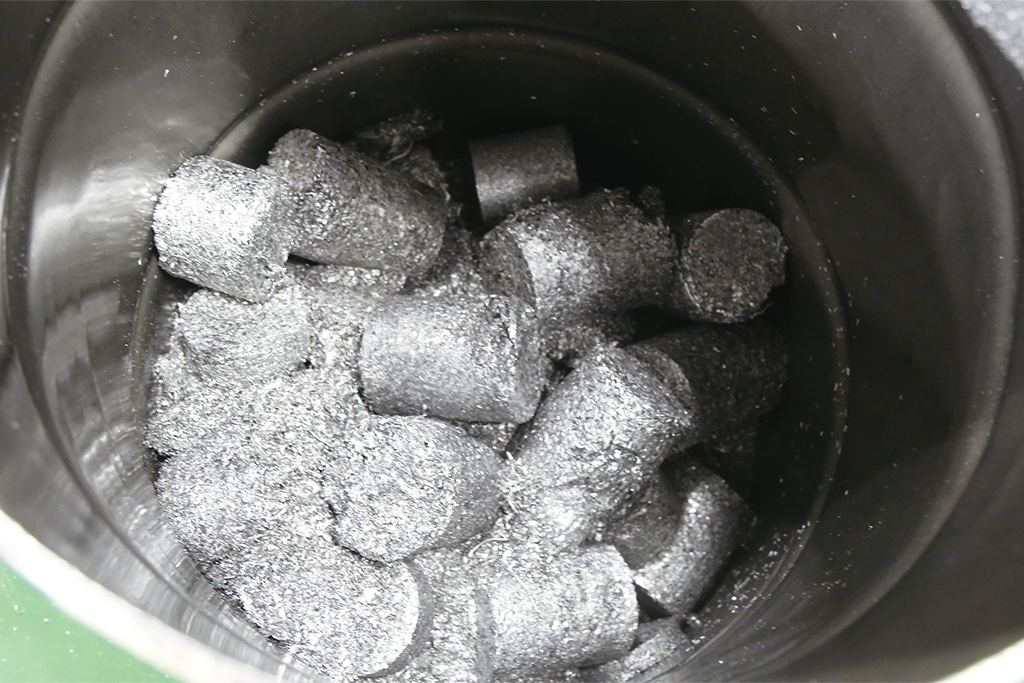 切粉圧縮機/圧縮工程3｜株式会社ヤマキン