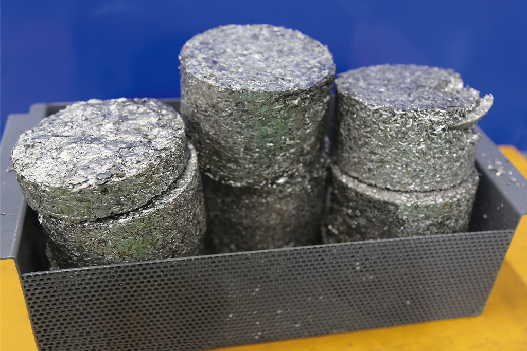 切粉圧縮機/圧縮工程4｜株式会社ヤマキン